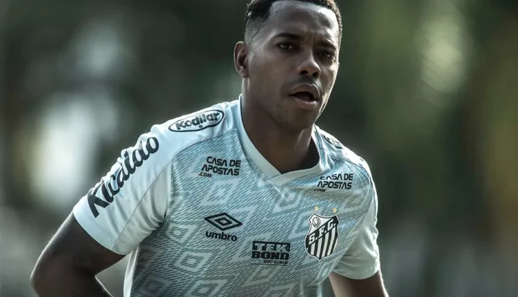 Condenado por violar sexual uma jovem albanesa, Robinho vive a vida em liberdade, chegando a frequentar eventos do Santos. Entenda