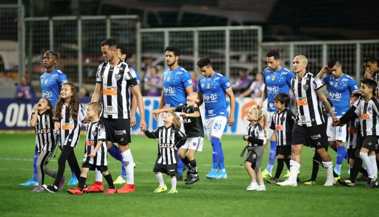 Após deslanchar na vitória do Cruzeiro diante do Atlético-MG, jogador é criticado por postura dentro de campo e tem sua saída do clube pedida