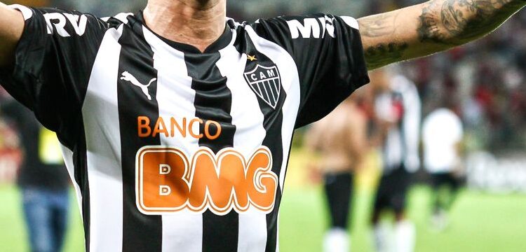 Após deixar a camisa do Galo de lado, centroavante surpreende e marca dois gols na vitória de time que disputará a final do estadual. Confira