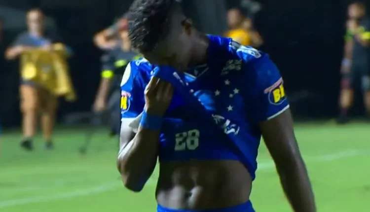 Após ganhar protagonismo com a camisa do Cruzeiro, atacante tem atitude indisciplinar flagrada e é afastado do elenco de Ronaldo Fenômeno